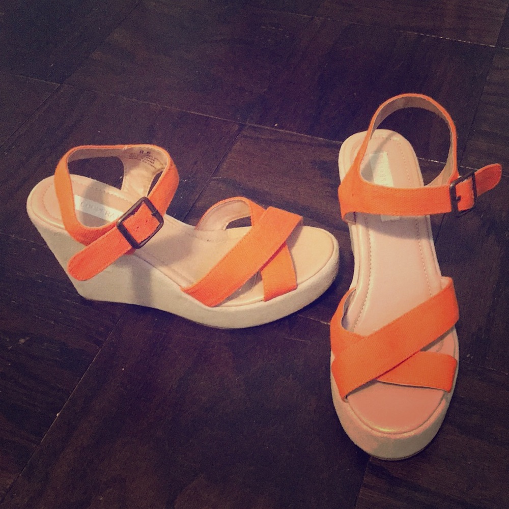 Adorable Cooperative orange/tan wedges.
